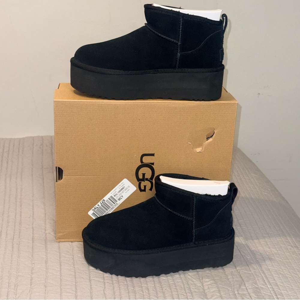 UGG Ultra Mini Platform Black Suede Boots 2” Platform Size 7
